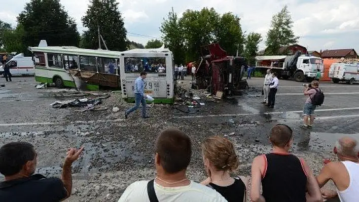 Moskova'da kamyon otobüsü biçti: 14 ölü, 22 yaralı