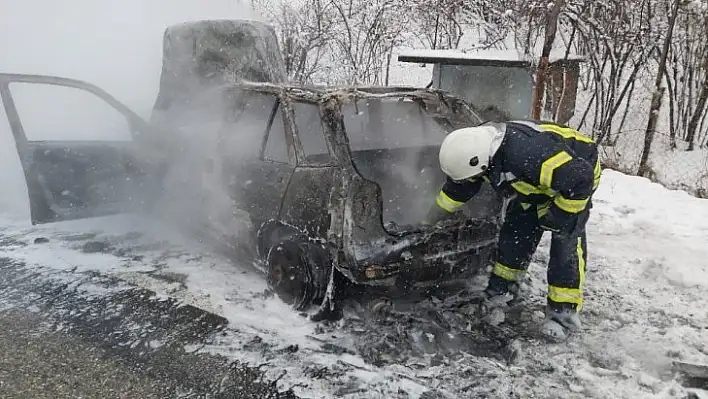 Motor kısmından alev alan otomobil küle döndü