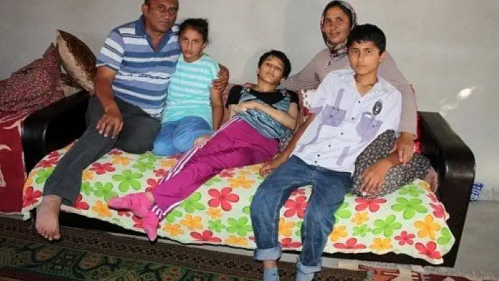 Okul çağında felç geçiren kardeşler yardım bekliyor