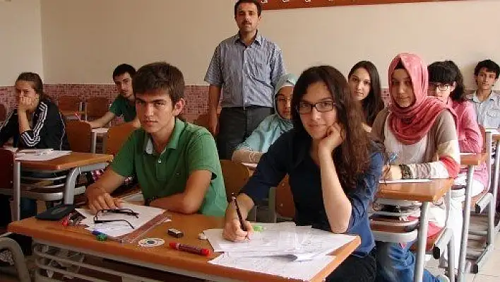 Okullar tatile girdi ama onlar günde hala 7 saat ders çalışıyor