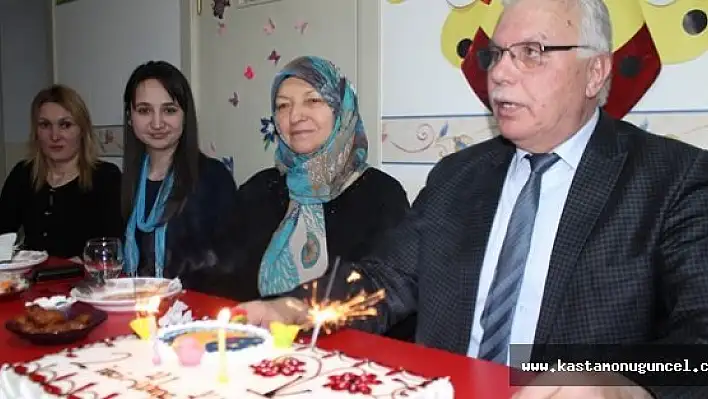 Öz Yeni Ay, İkinci Yılını  Pasta Keserek Kutladı
