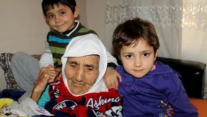 110'luk Çınar Torununun Torununu Görmeye Hazırlanıyor 