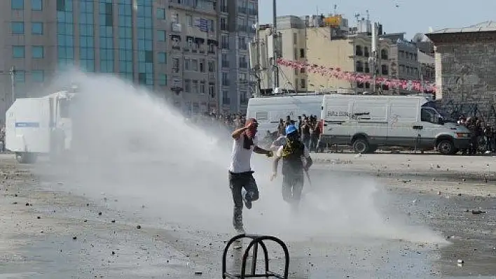 Polis, taşla saldıran gruplara biber gazı ile müdahale etti