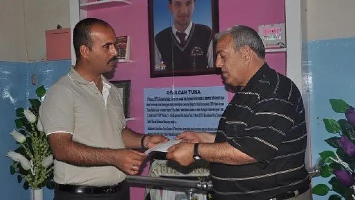 Reyhanlı'da şehit olan Oğulcan Tuna'nın karnesini babası aldı