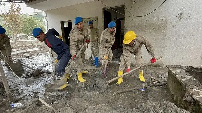Sel felaketinin yaraları jandarmanın desteğiyle sarıldı