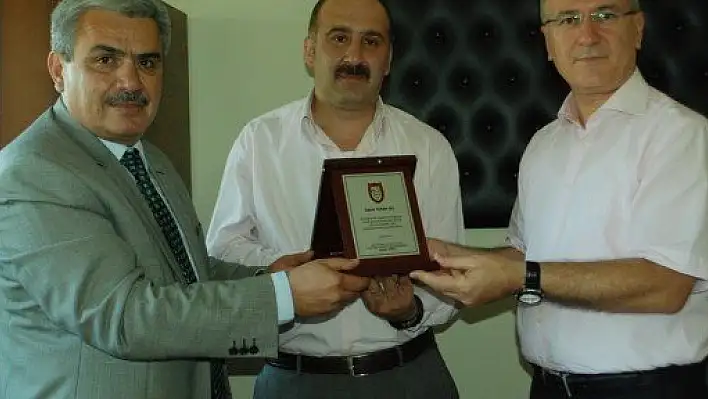 Taksi dolmuşa binen hakim, hizmetten memnun kalınca sürücüye ödül kazandırdı