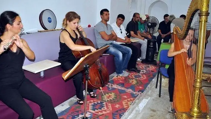 Tarihi hamamda hastalar müzik terapisiyle tedavi ediliyor