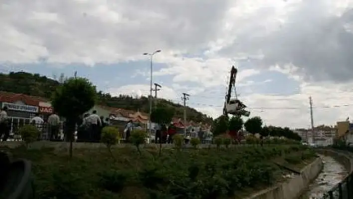Taşköprü Caddesinde Otomobil Su Kanalına Düştü. 1 Ölü 1 Yaralı
