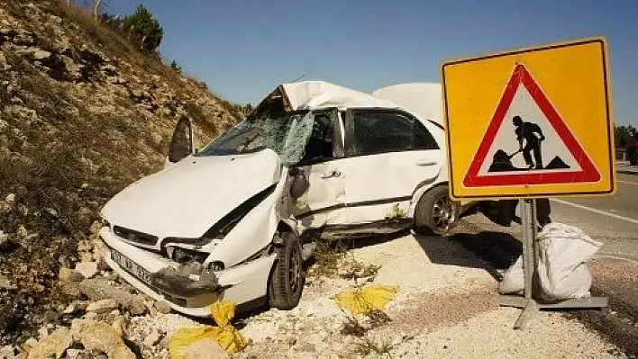 Tır ile otomobil çarpıtı: 1 ölü, 1 yaralı