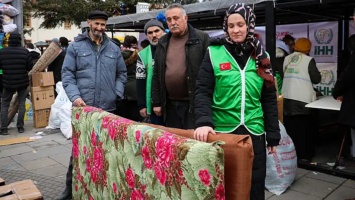 Yatağın içinden çıkan parasını da bağışladı