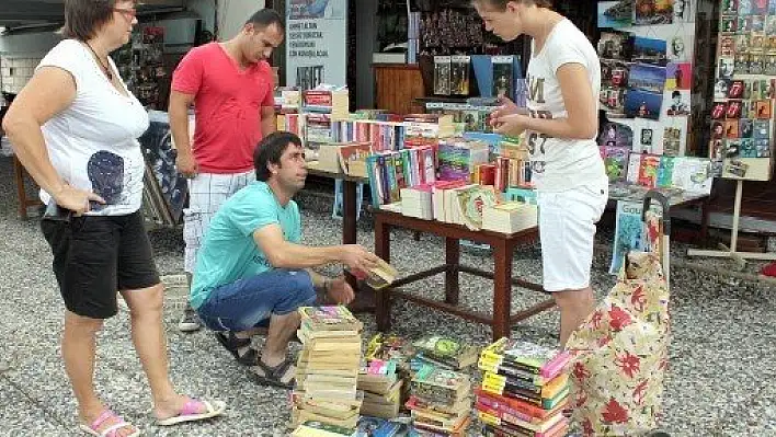 Yerleşik Ruslar, okudukları kitapları hediye ederek mutlu oluyor