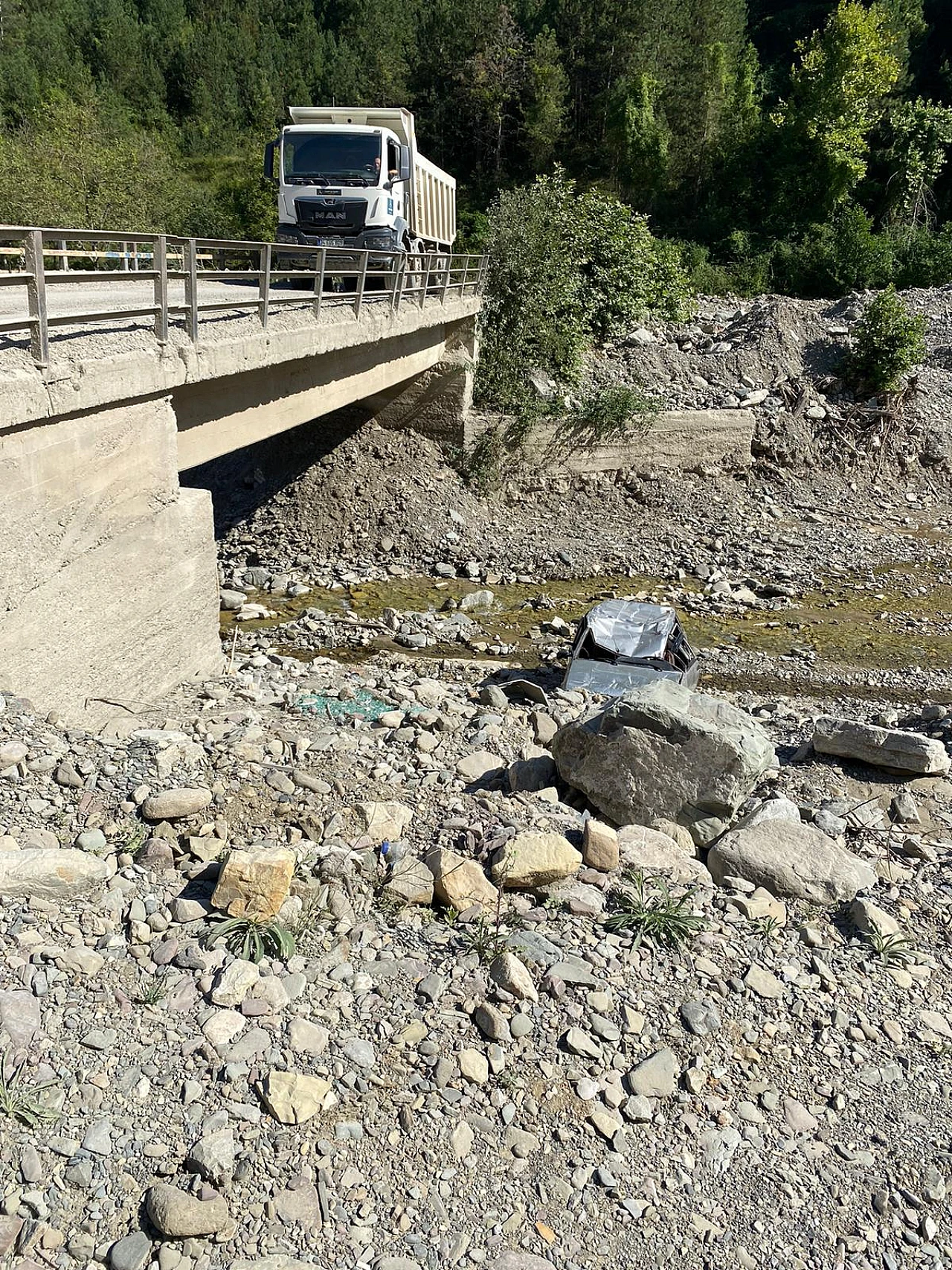 Otomobil köprüden düştü! 2 yaralı