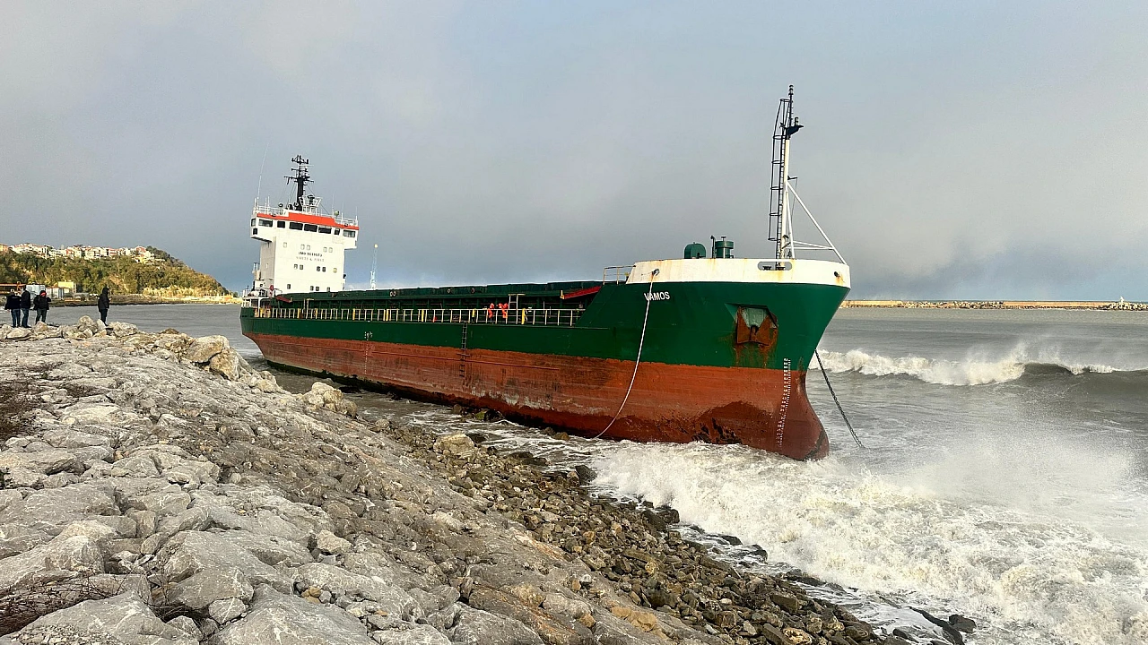 İnebolu'da yük gemisi karaya oturdu