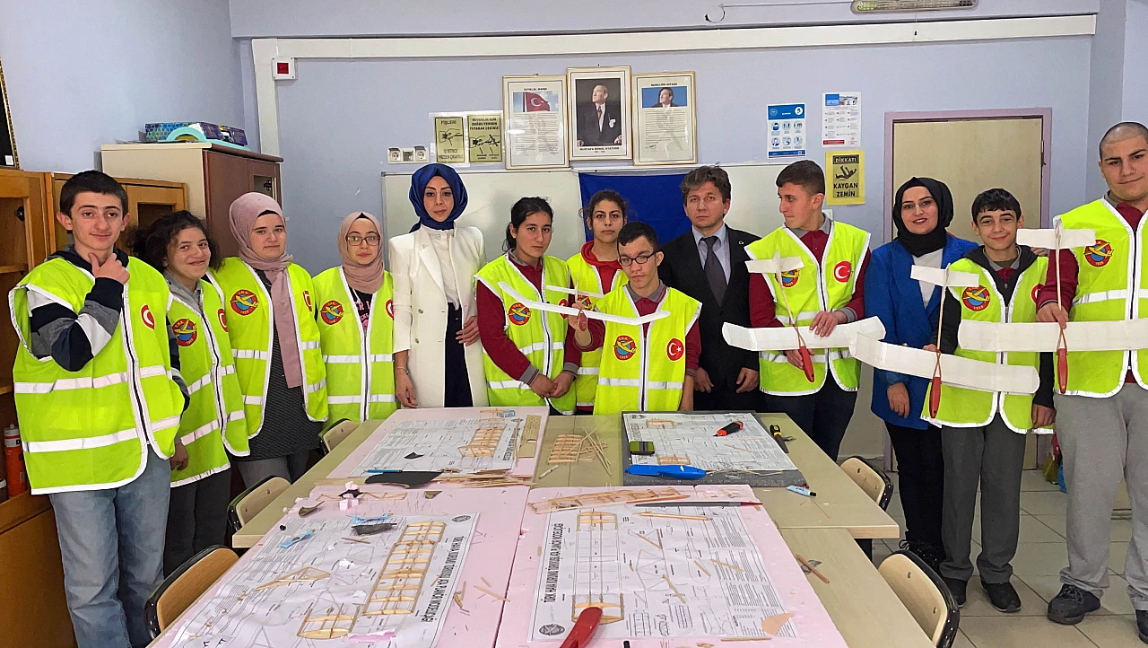 Özel öğrenciler maket uçak yaptı