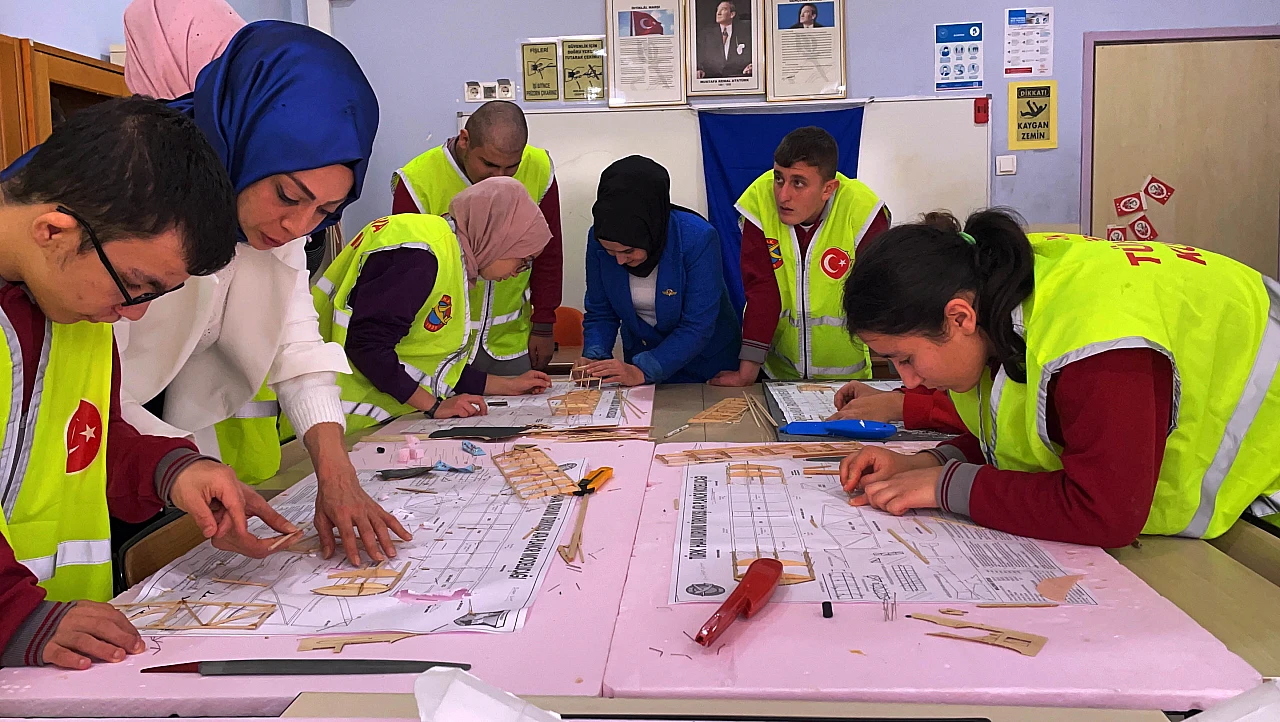 Özel öğrenciler maket uçak yaptı