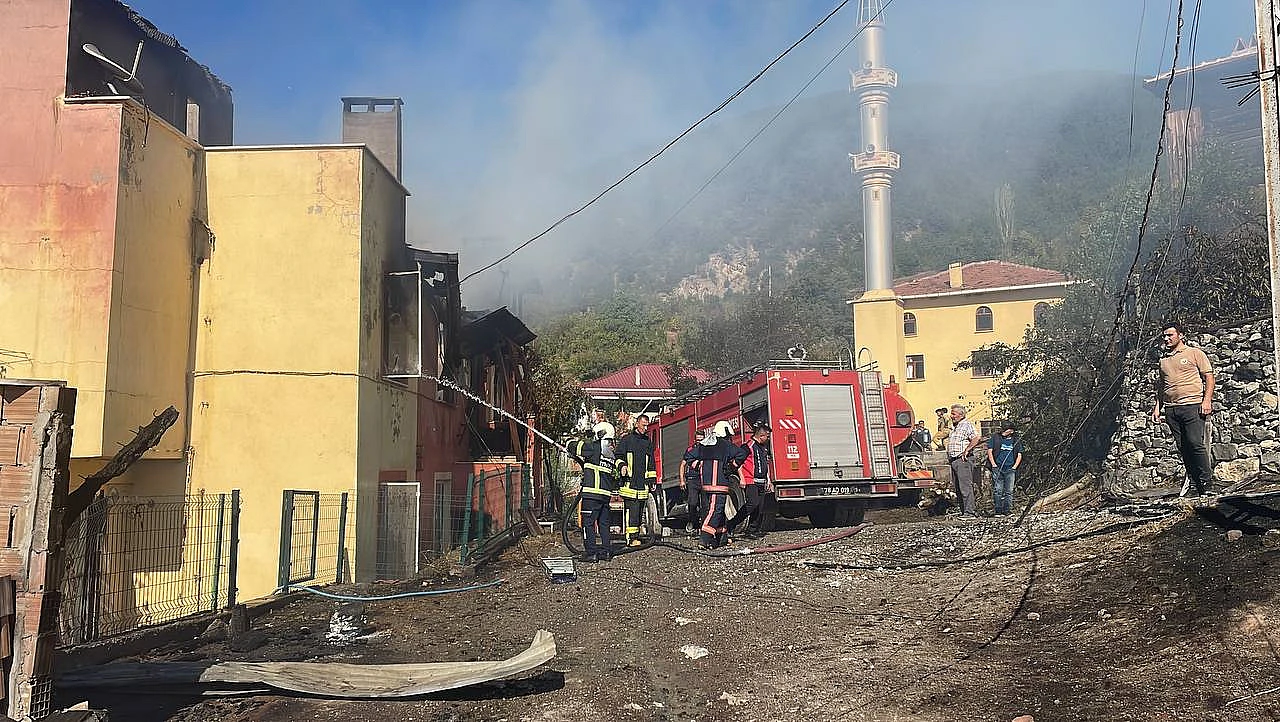 Araç'ta büyük yangın! 10 ev yandı