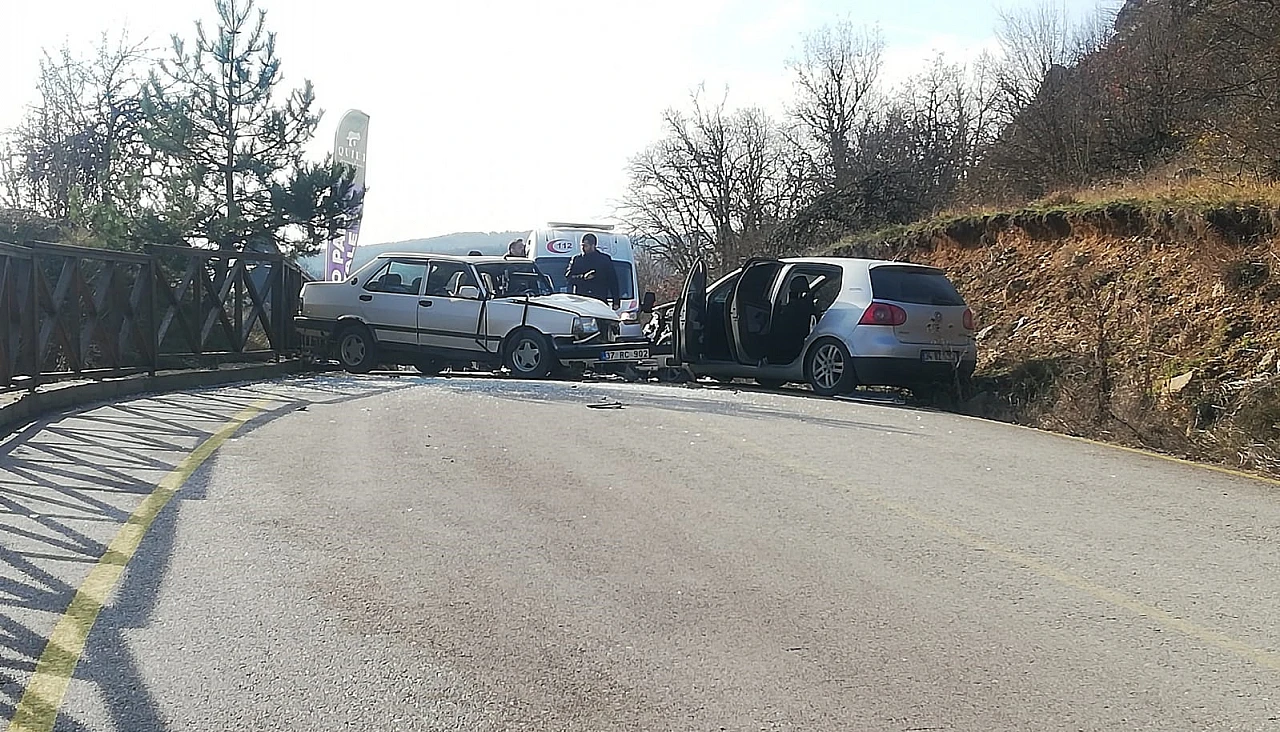 İki otomobil çarpıştı: 5 yaralı