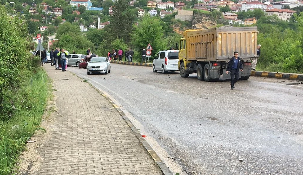 3 aracın karıştığı kazada 2 yaralı