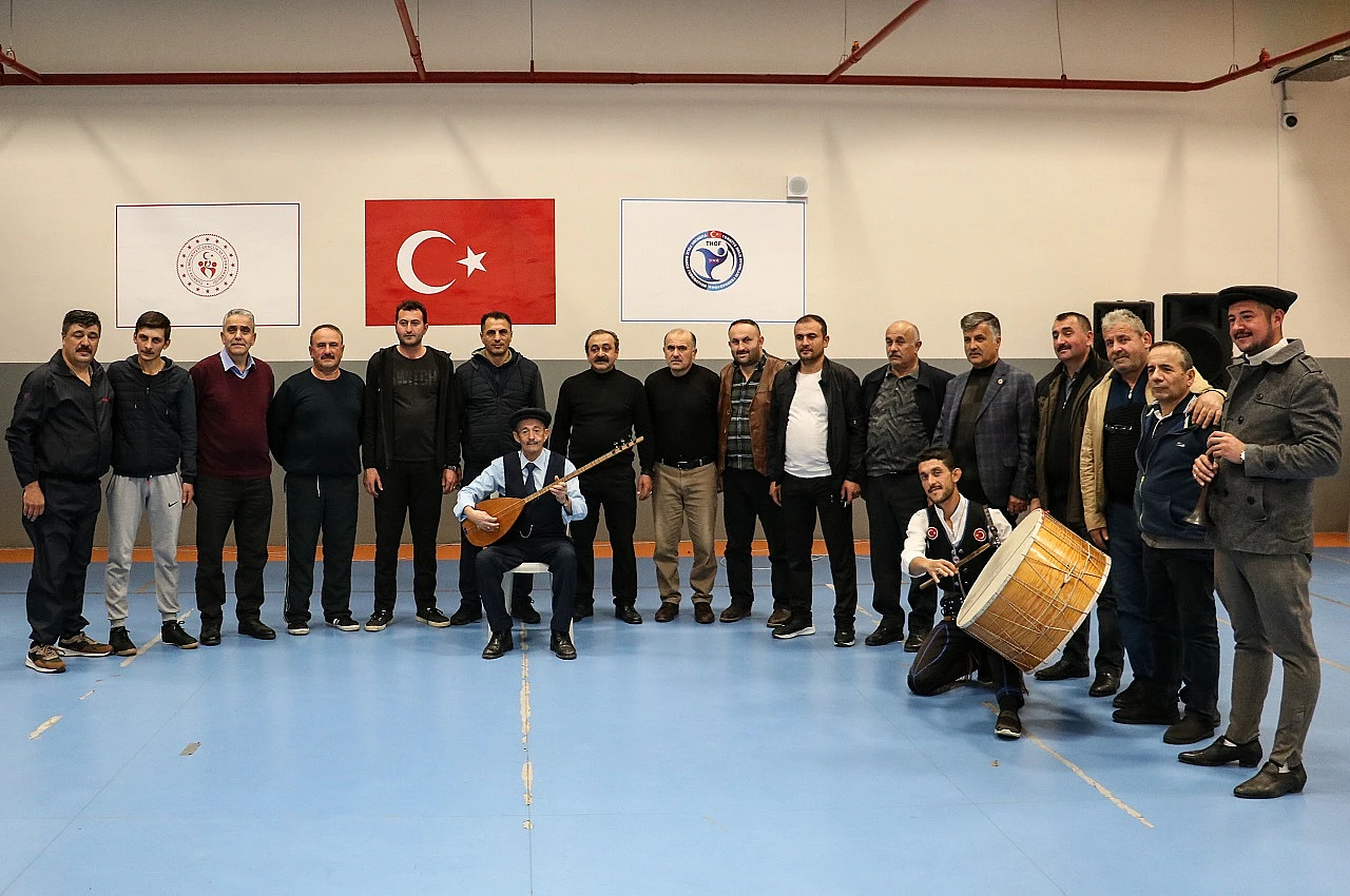 Halk oyunu ekibi kurdular