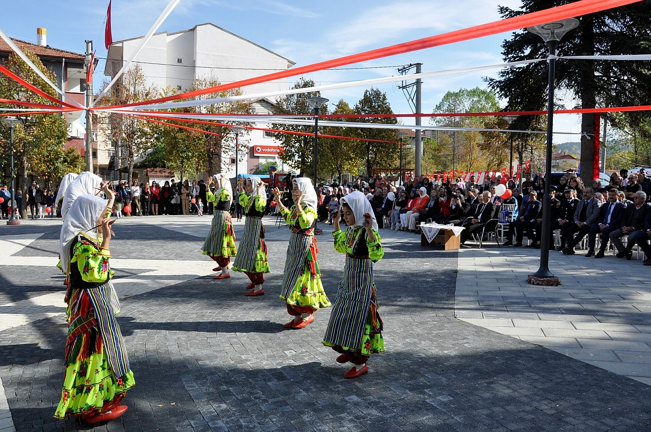 Cumhuriyet'in 100. yılı ilçelerde kutlandı