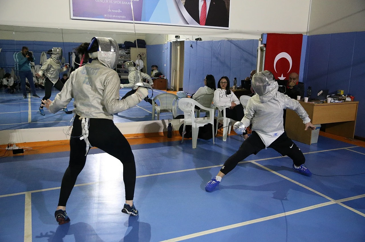 Nil Güngör, eskrimde madalya için iddialı