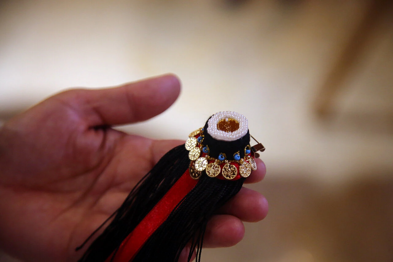 Tosya fesini minyatür hale getirip broş yaptı