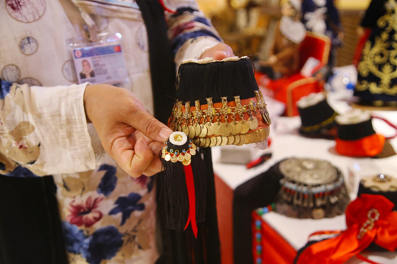 Tosya fesini minyatür hale getirip broş yaptı