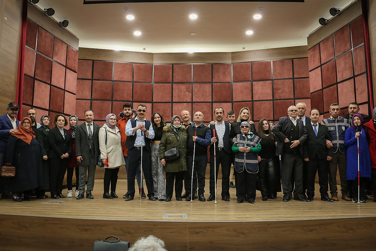 Görme engelliler tiyatroseverlerle buluştu