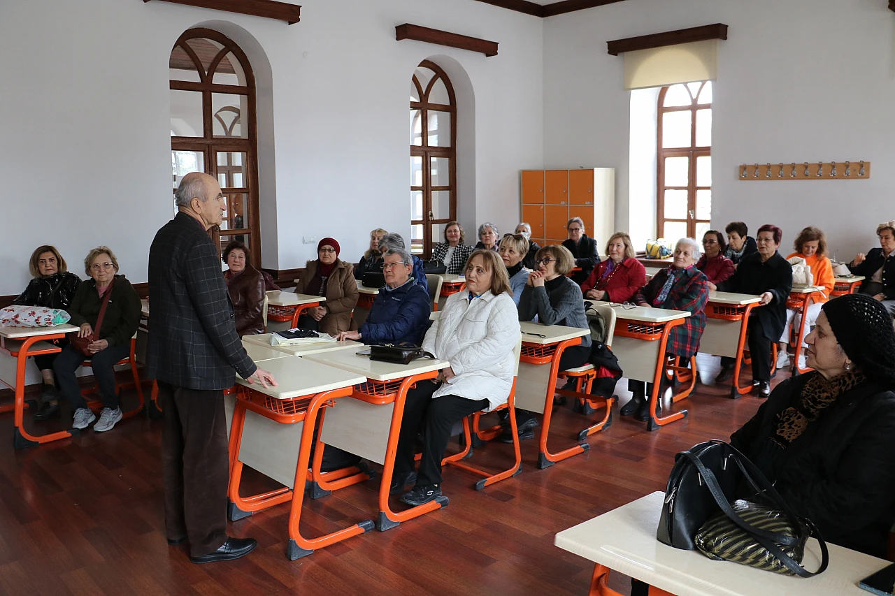 53 yıl önce okudukları okulda bir araya geldiler