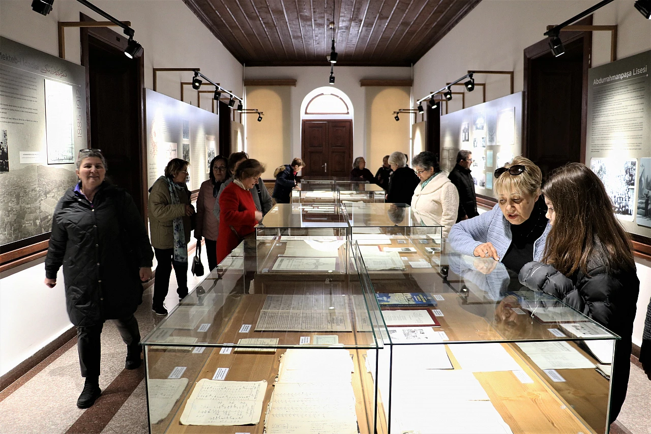 53 yıl önce okudukları okulda bir araya geldiler