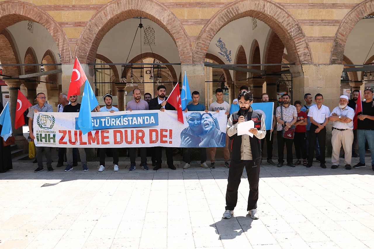 Urumçi olayları protesto edildi