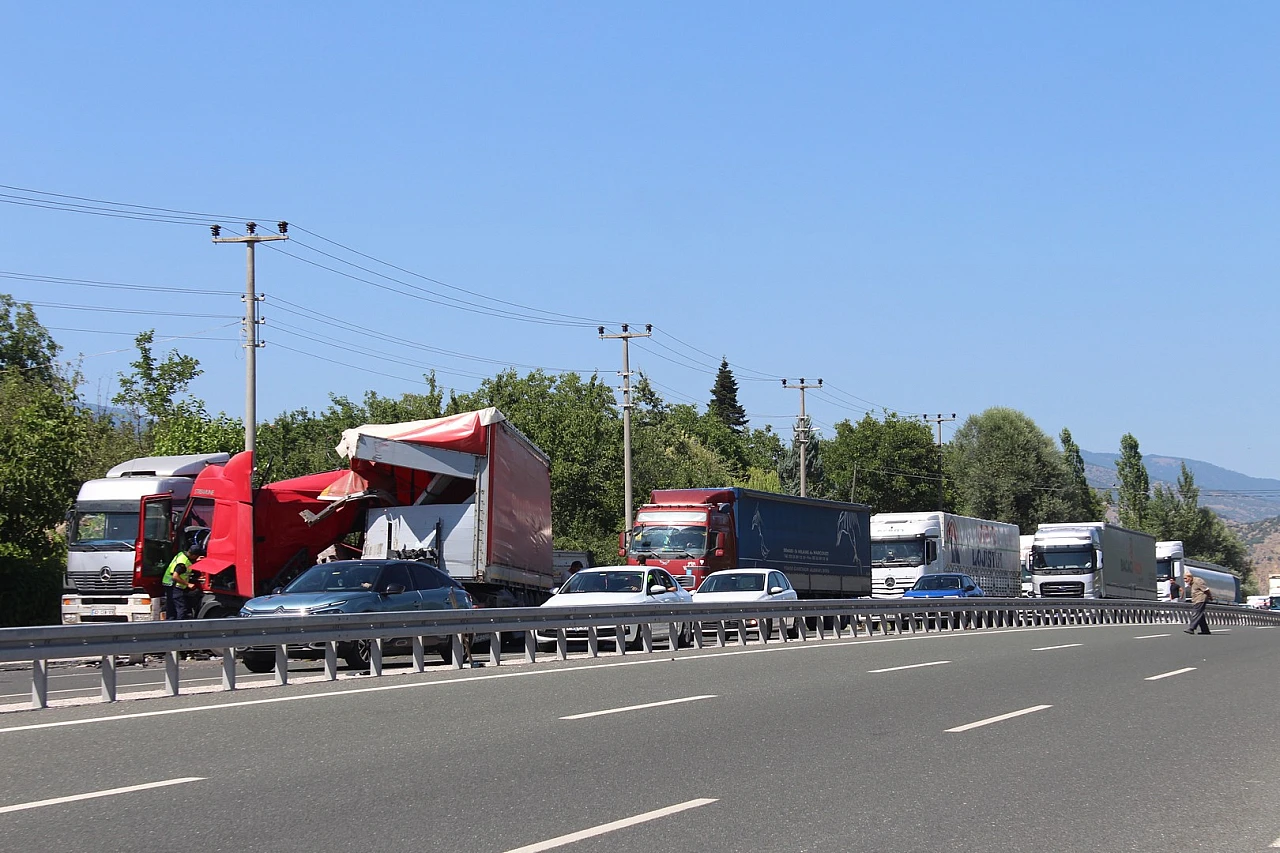 2 tır çarpıştı! 1 yaralı