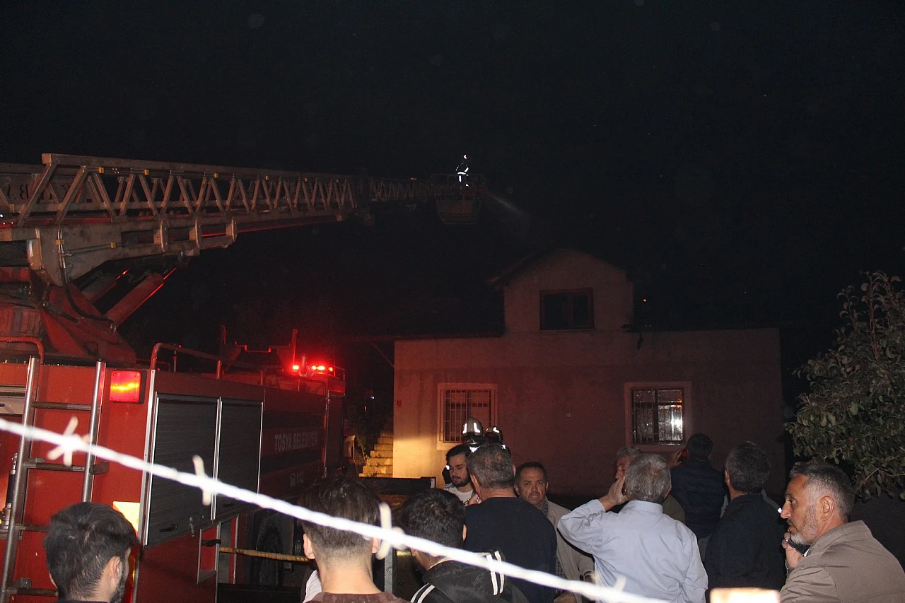 Tosya'da ot yangını! 1 evde hasar oluştu