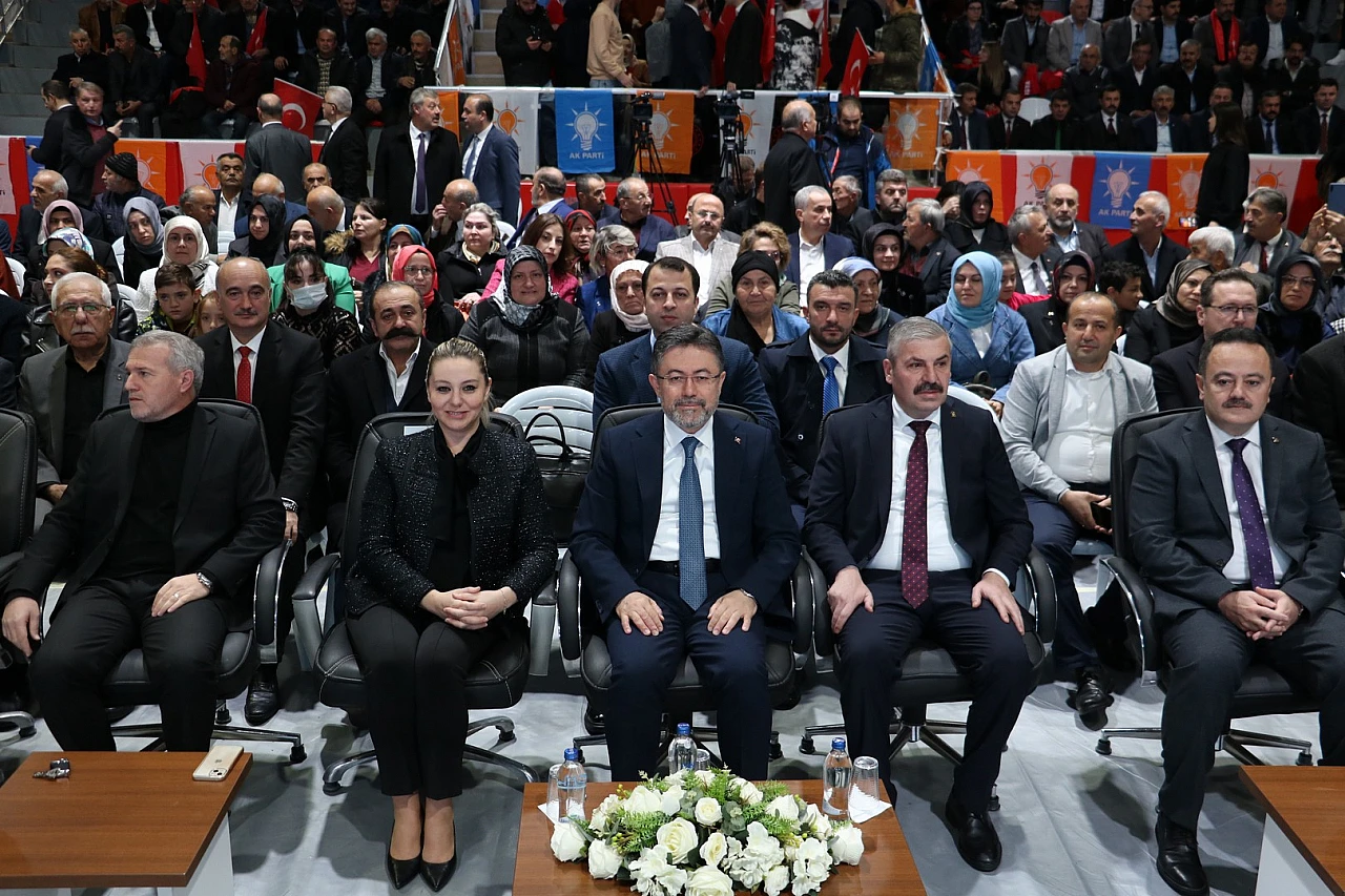 'Biz demokrasiyi yaşayan bir partiyiz'