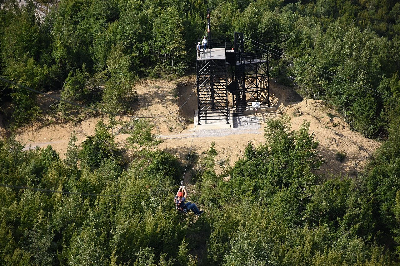 Zipline parkuru macera tutkunlarını bekliyor