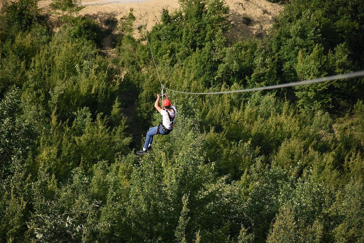 Zipline parkuru macera tutkunlarını bekliyor