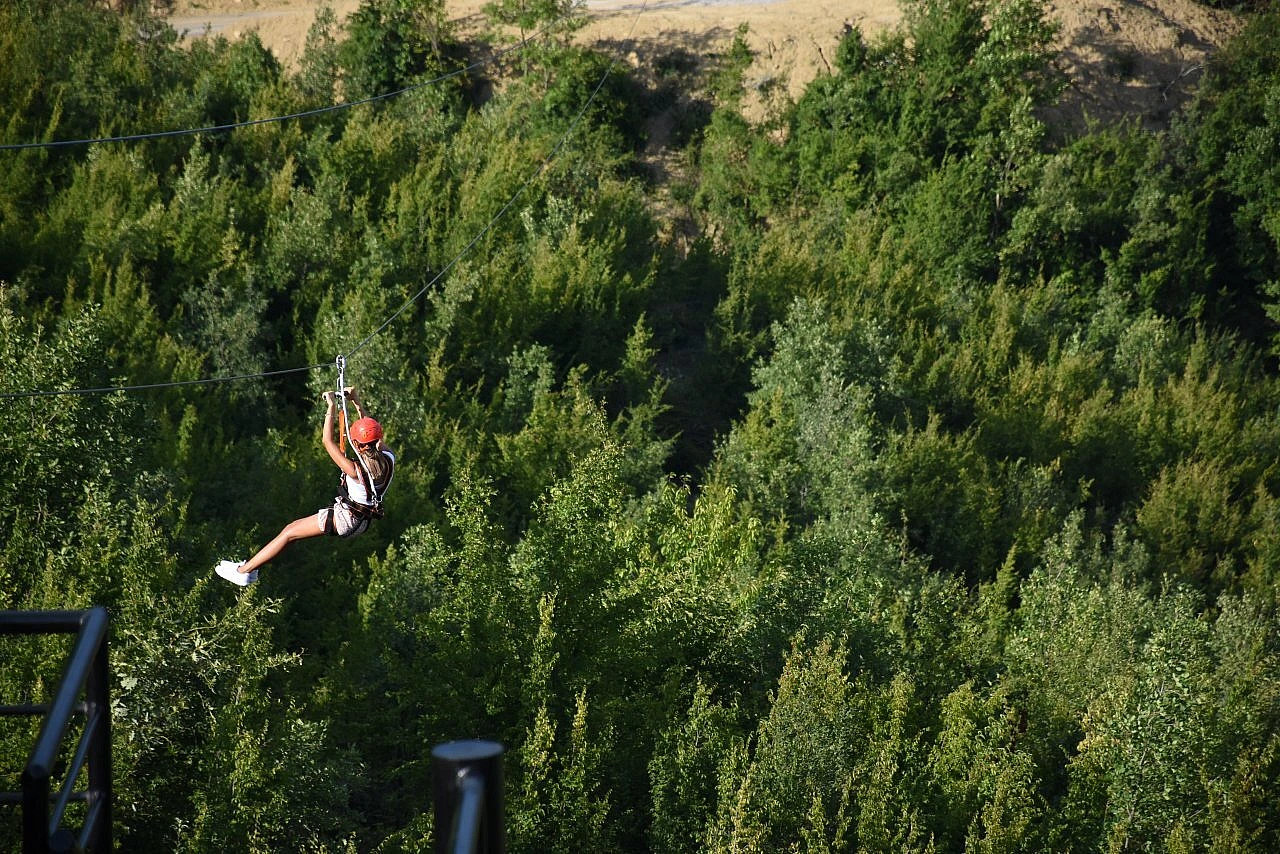 Zipline parkuru macera tutkunlarını bekliyor