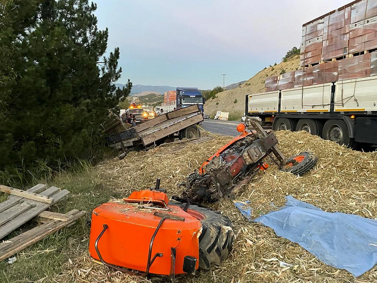 Otobüs ile traktör çarpıştı: 1 ölü, 9 yaralı