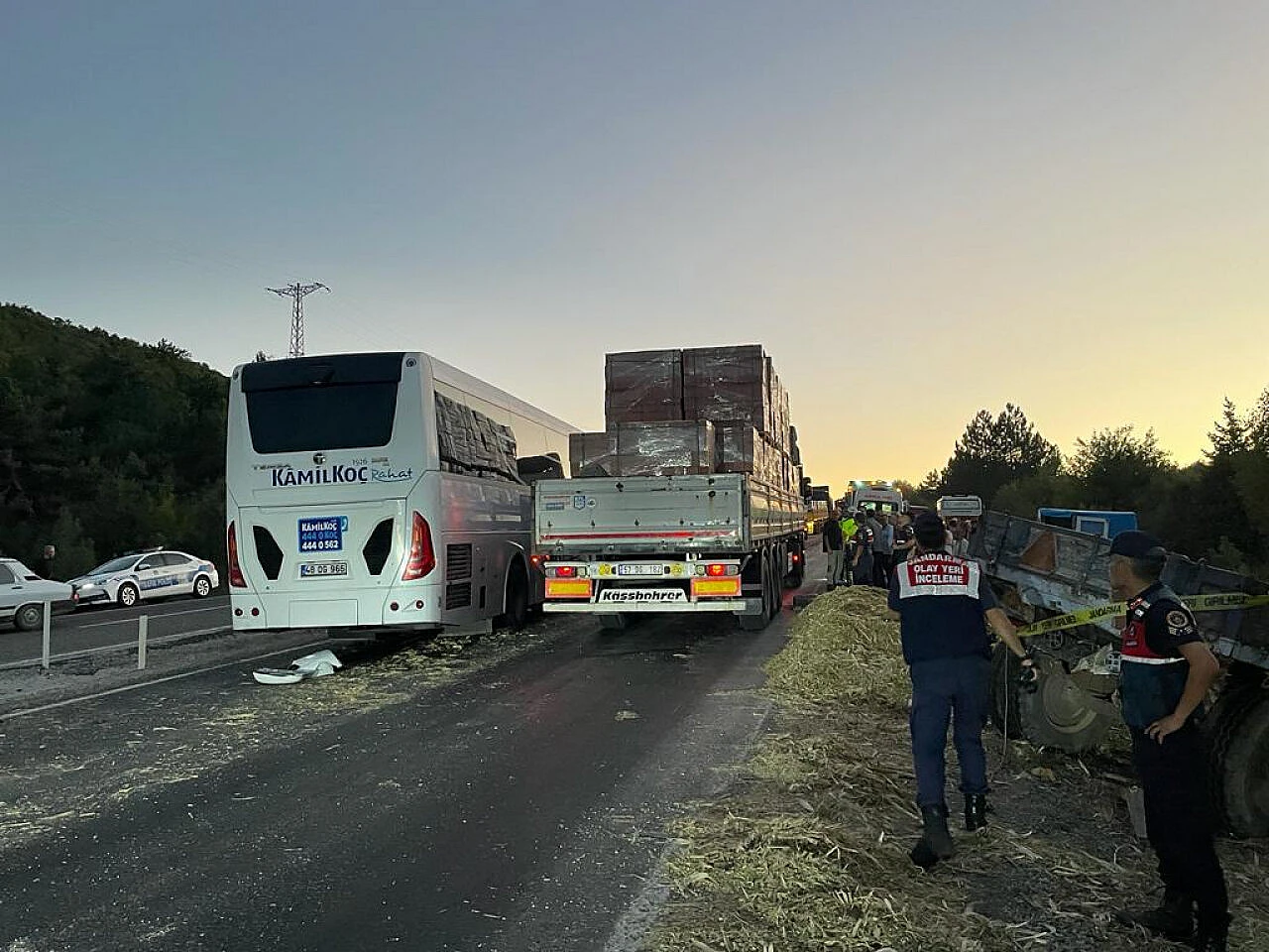 Otobüs ile traktör çarpıştı: 1 ölü, 9 yaralı