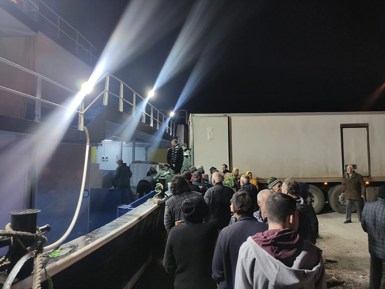 100 ton hamsiyle döndüler