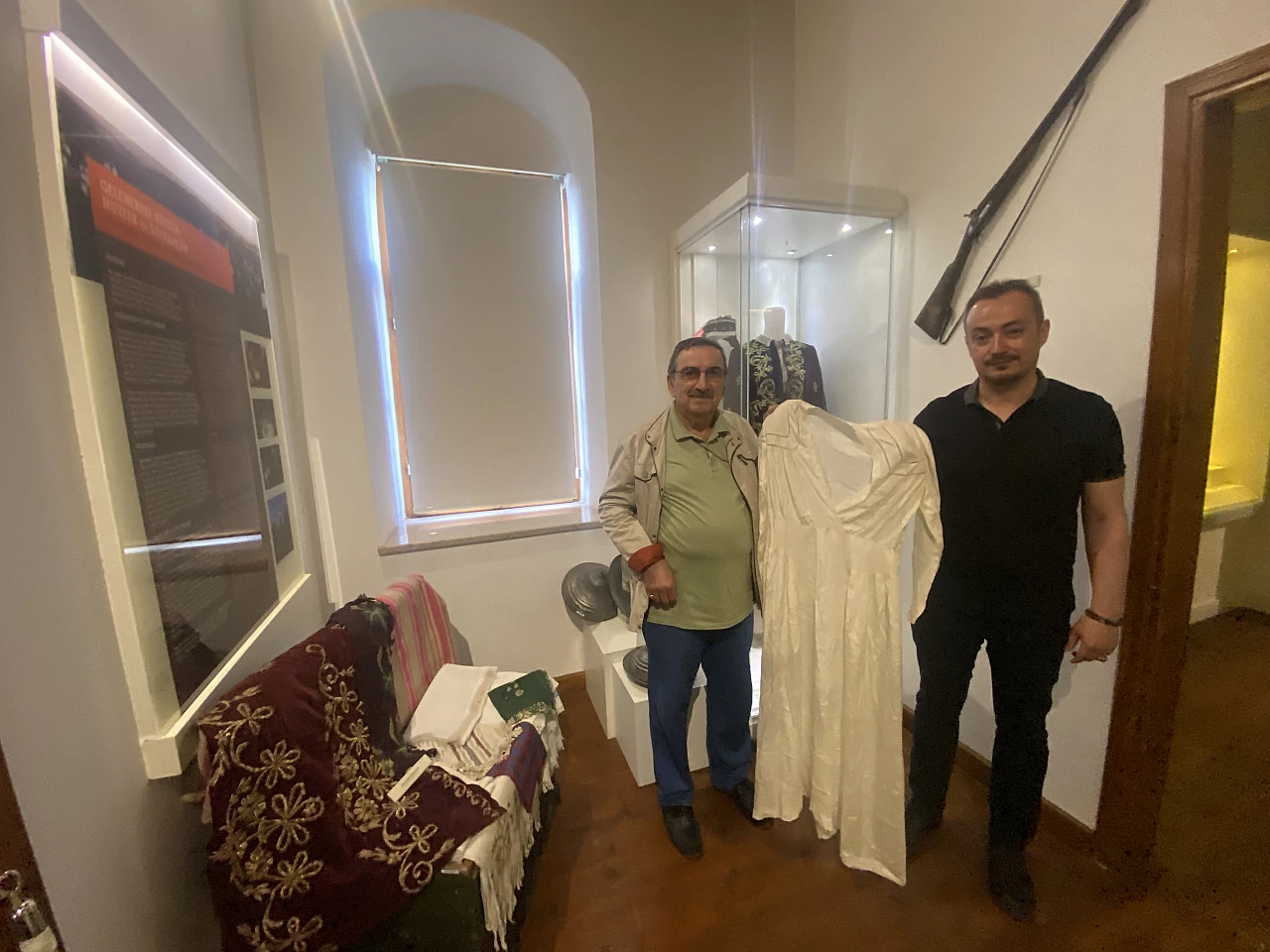 75 yıllık gelinliği müzeye bağışladı