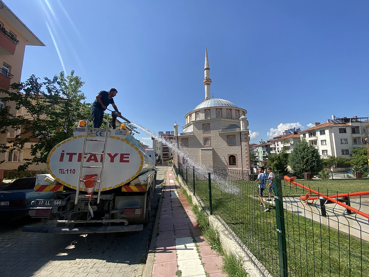 Sulama tankeri ile serinlediler