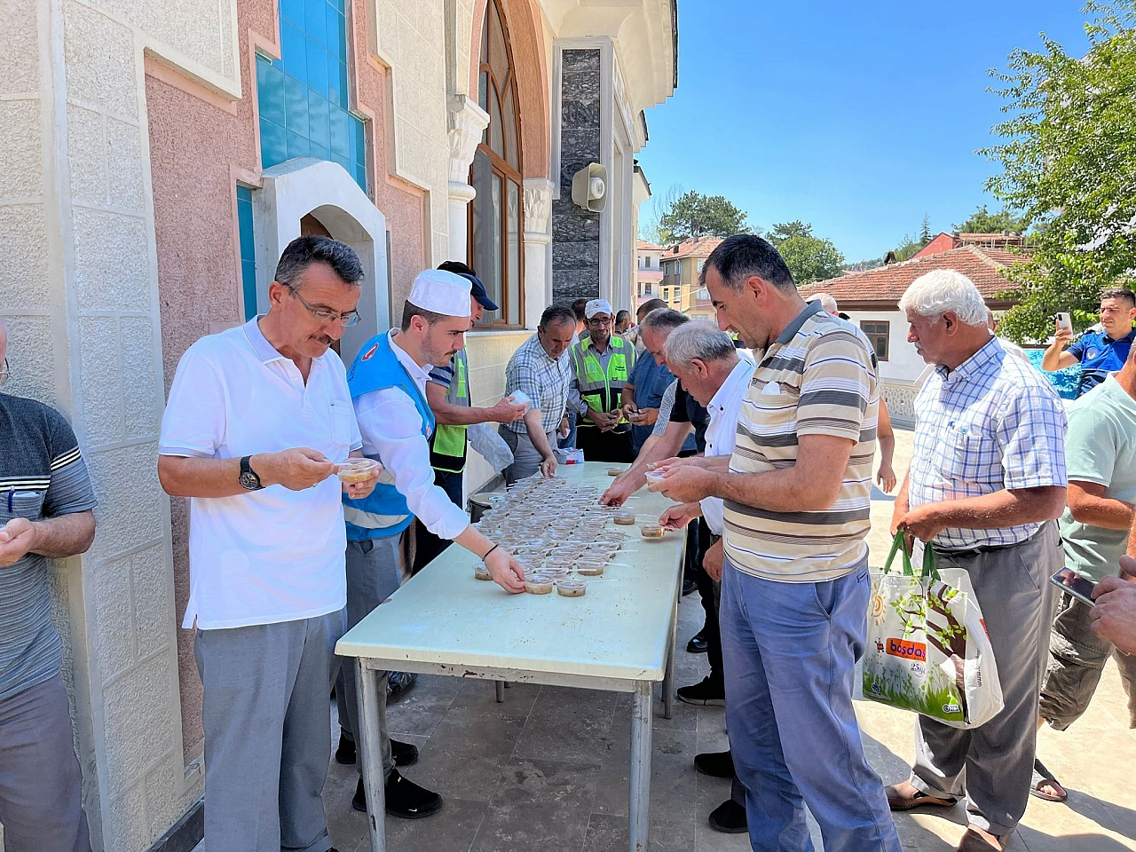 Tosya ve Hanönü'de aşure dağıtıldı