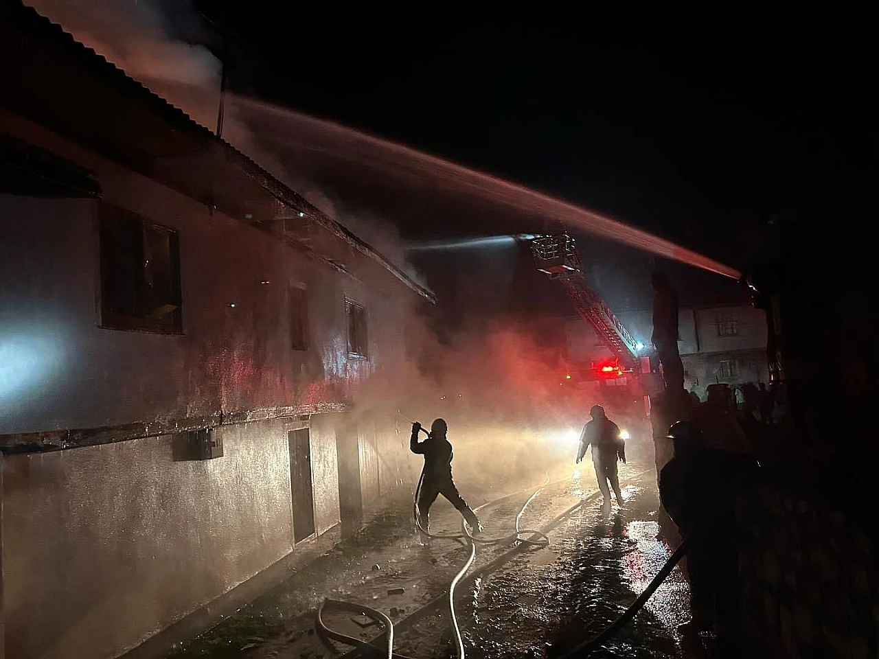 Alev alan araba evi yaktı